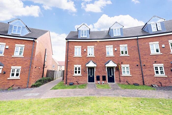 3 Bedroom Town House For Sale In Pools Brook Park, Kingswood, Hull, HU7