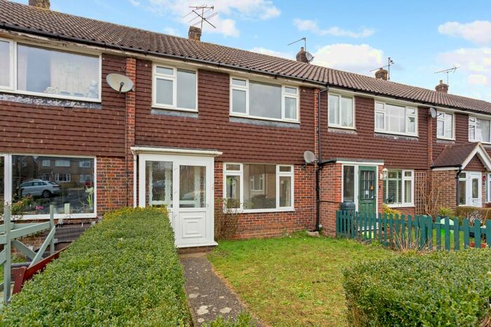 3 Bedroom Detached House For Sale In Hazelbank Close, Liphook, GU30