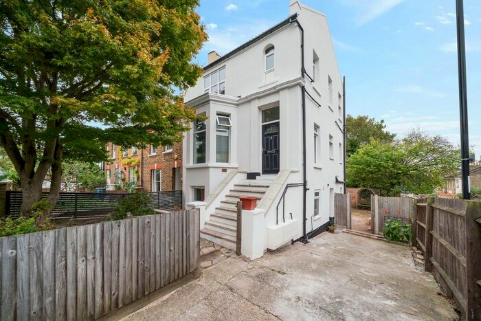 2 Bedroom Flat To Rent In Winterbourne Road, London, SE6