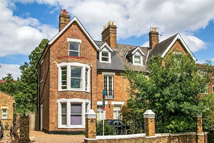 2 Bedroom Flat For Sale In Kew Gardens Road, Kew, Surrey, TW9