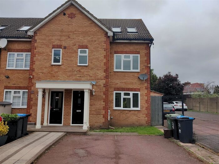 4 Bedroom Detached House To Rent In Veals Mead, Mitcham, CR4