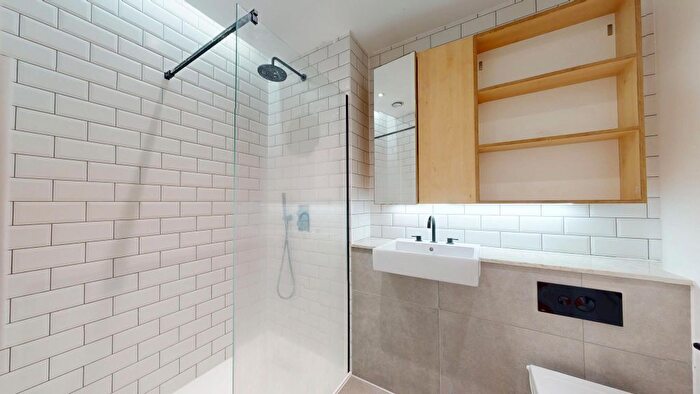 1 Bedroom Flat To Rent In Great West Road, Brentford, TW8