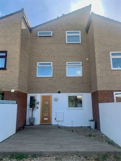 3 Bedroom Town House To Rent In Latimer Road, St. Helens, PO33