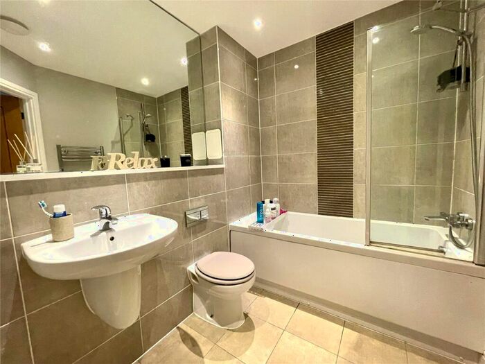 2 Bedroom Flat For Sale In Honington Mews, Farnborough, Hampshire, GU14