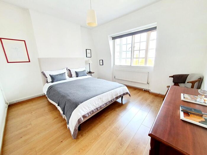 3 Bedroom Flat To Rent In Upper Street, Islington, N1