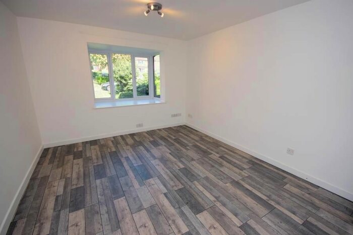 Studio To Rent In Greenway Close, New Southgate, N11