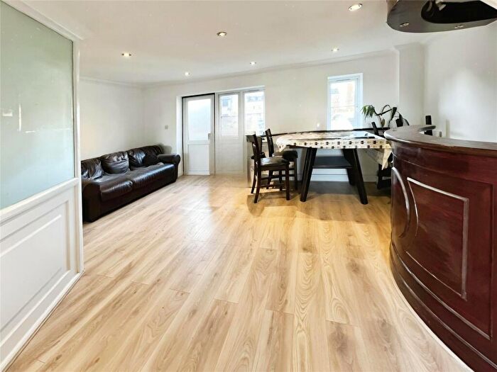 3 Bedroom End Of Terrace House To Rent In Canal Road, Strood, Rochester, Kent, ME2