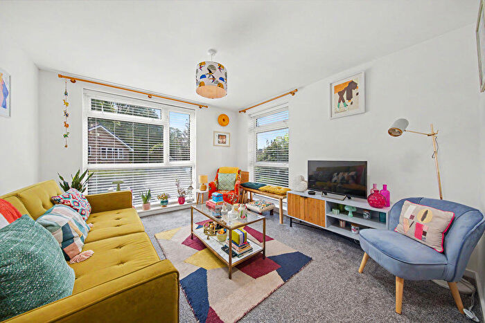 2 Bedroom Flat For Sale In Glenthorne Close, Brampton, Chesterfield, S40
