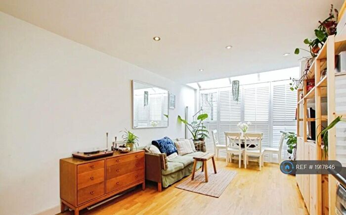 1 Bedroom Flat To Rent In Roman Road, London, E3