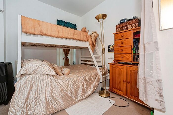 2 Bedroom Flat For Sale In Clovelly Place, Greenhithe, Kent, DA9