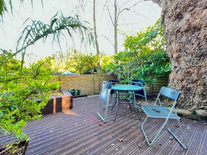 3 Bedroom Mews To Rent In Ickburgh Road, Hackney, E5