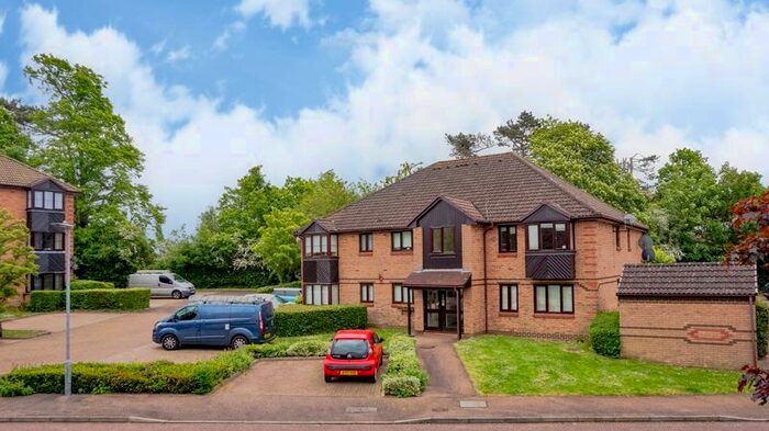 2 Bedroom Flat To Rent In Bornedene, Potters Bar, EN6