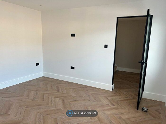 3 Bedroom Semi Detached House To Rent In Hedingham Road, London, RM11