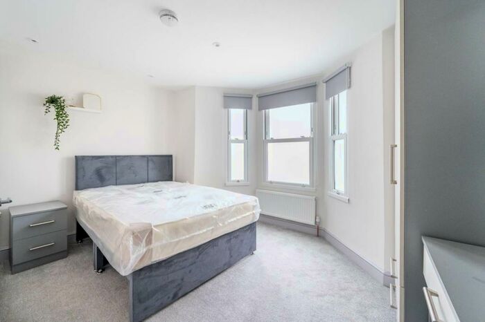 2 Bedroom Flat To Rent In Taybridge Road, Clapham Common North Side, London, SW11