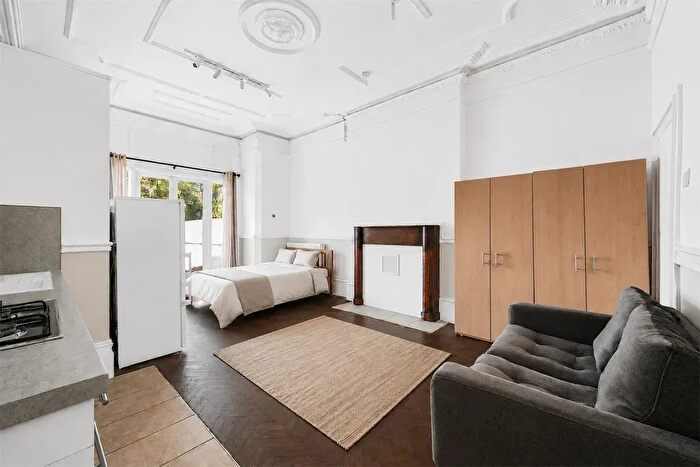 Studio To Rent In Very Near The Uxbridge Road Area, Ealing Common, W3