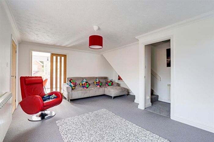 3 Bedroom Detached House For Sale In Hillcrest View, Carlton, NG4