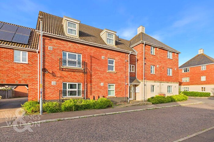 2 Bedroom Flat For Sale In Bullfinch Drive, Harleston, IP20