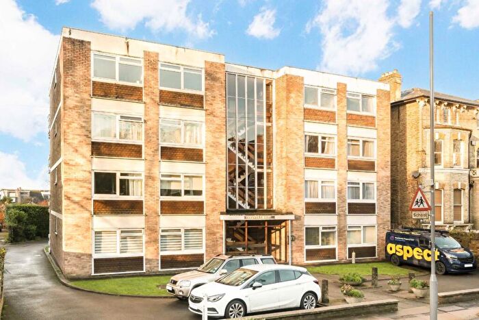 2 Bedroom Flat For Sale In Queens Road, Kingston Upon Thames, KT2