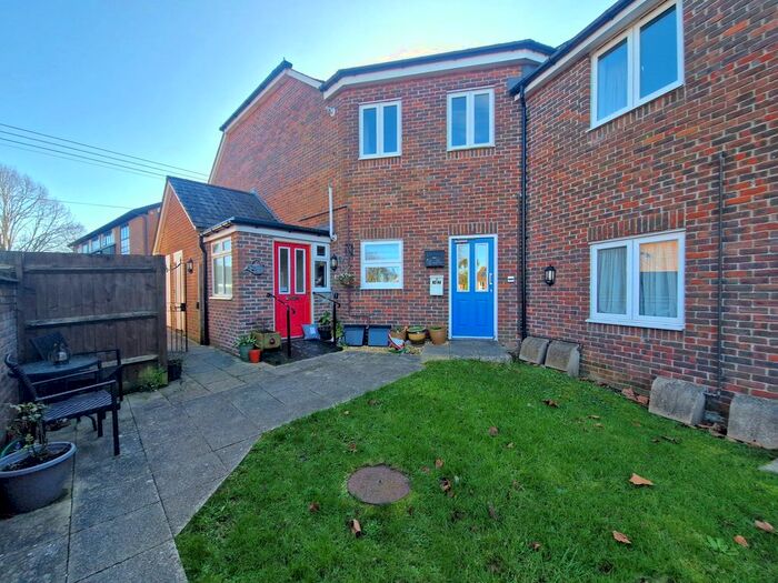 2 Bedroom Flat To Rent In Chapel Drove, Hedge End, SO30