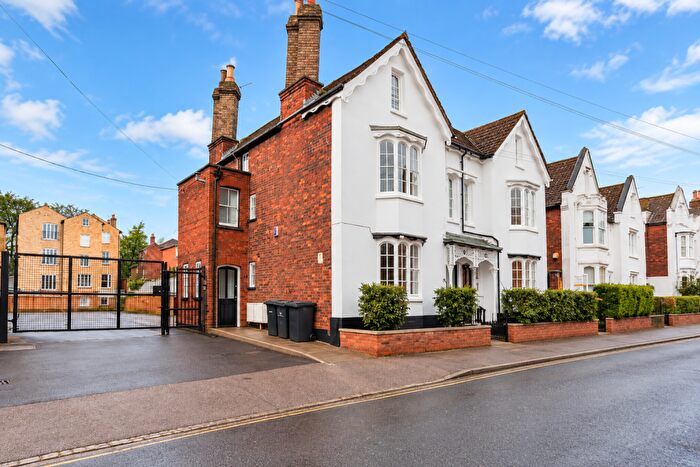 3 Bedroom Apartment To Rent In A Adelaide Square, Bedford, Bedfordshire, - £ Pcm, MK40