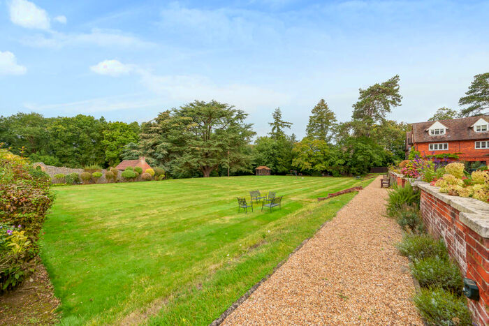2 Bedroom Flat For Sale In Framewood Road, Fulmer, SL2