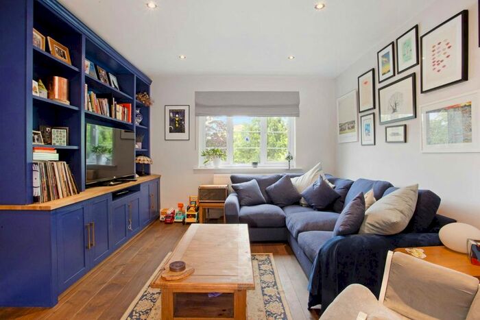 3 Bedroom Flat To Rent In Kings Avenue, London, SW4