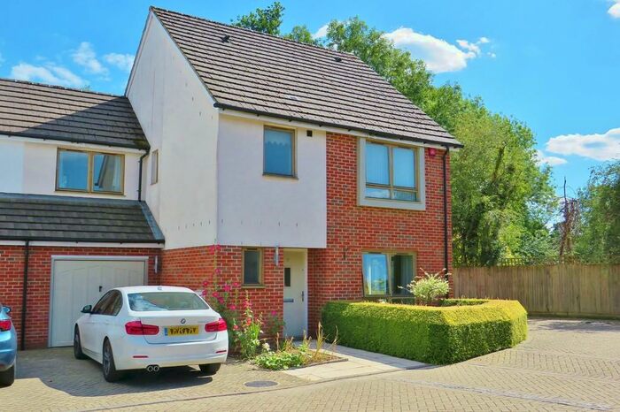 4 Bedroom Link Detached House To Rent In Ifield, Crawley, West Sussex, RH11