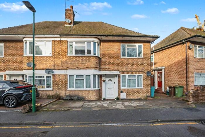 2 Bedroom Maisonette For Sale In Falcourt Close, Sutton, Surrey, SM1