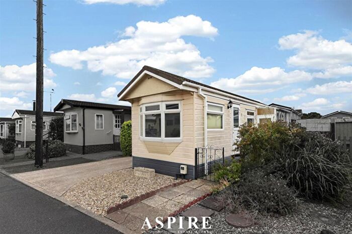 1 Bedroom Park Home For Sale In Lower Road, Hockley, SS5