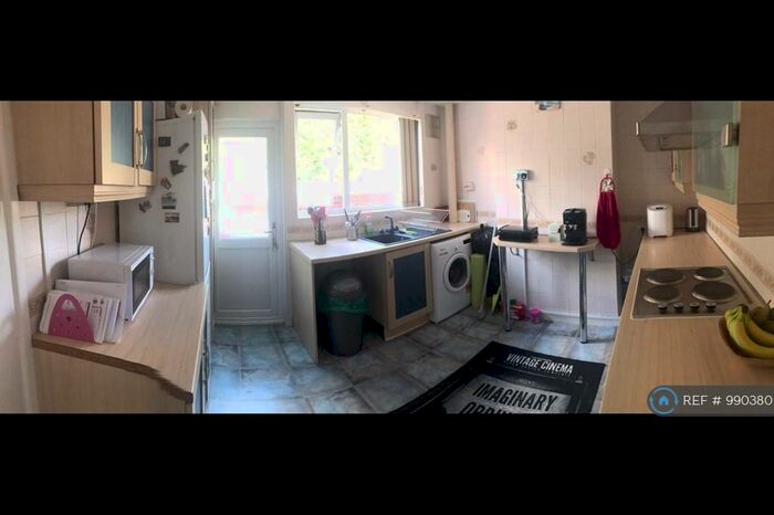 2 Bedroom Flat To Rent In Crathie Close, Coventry, CV2