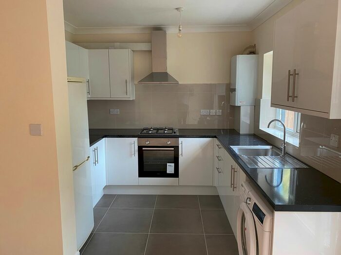 3 Bedroom Flat To Rent In Very Near Grosvenor Road Area, Hanwell West Ealing Borders, W7