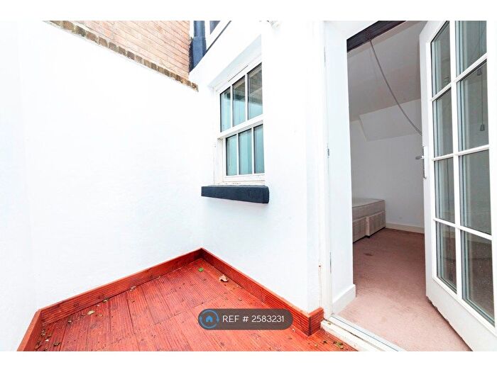 3 Bedroom Flat To Rent In Glengall Road, London, SE15