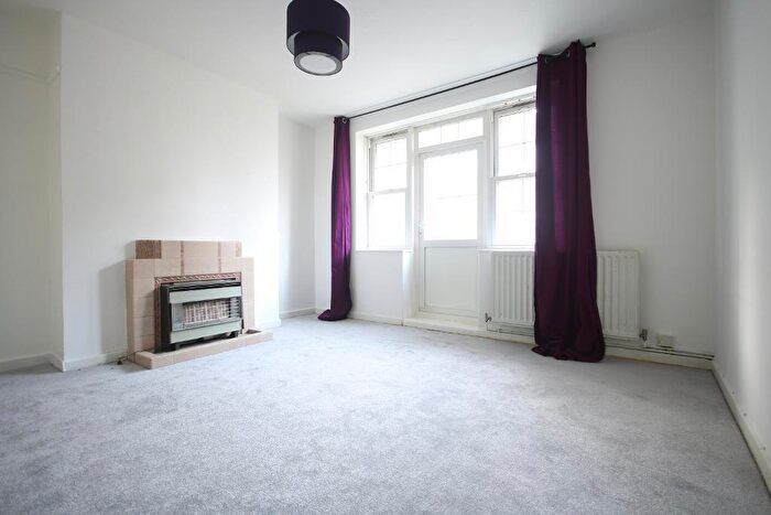 3 Bedroom Flat To Rent In Camberwell, London, SE5