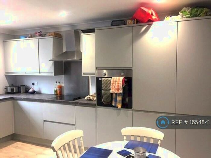 3 Bedroom Semi-Detached House To Rent In Hunts Close, Guildford, GU2