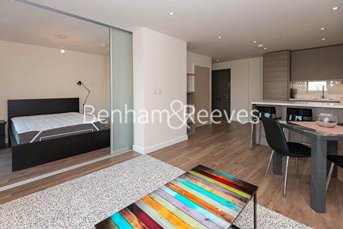 Apartment To Rent In Beaufort Square, London, NW9