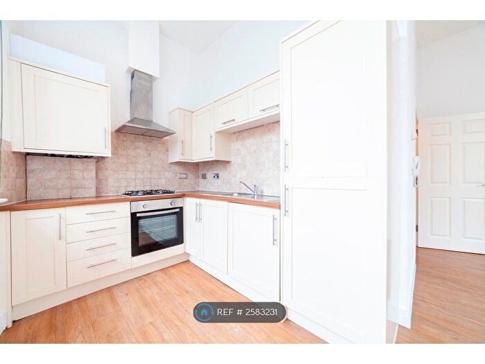 3 Bedroom Flat To Rent In Glengall Road, London, SE15