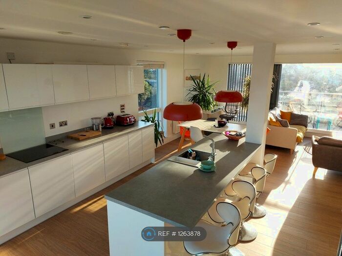 2 Bedroom Flat To Rent In Kinsheron Place, East Molesey, KT8