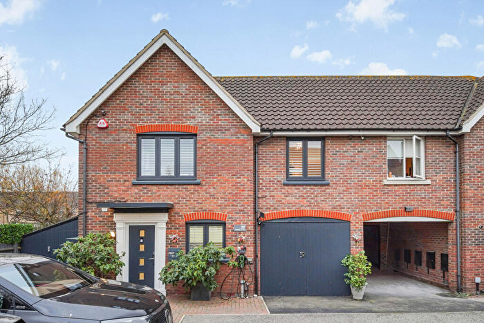 3 Bedroom Link Detached House For Sale In Parnell Close, Chafford Hundred, Essex, RM16