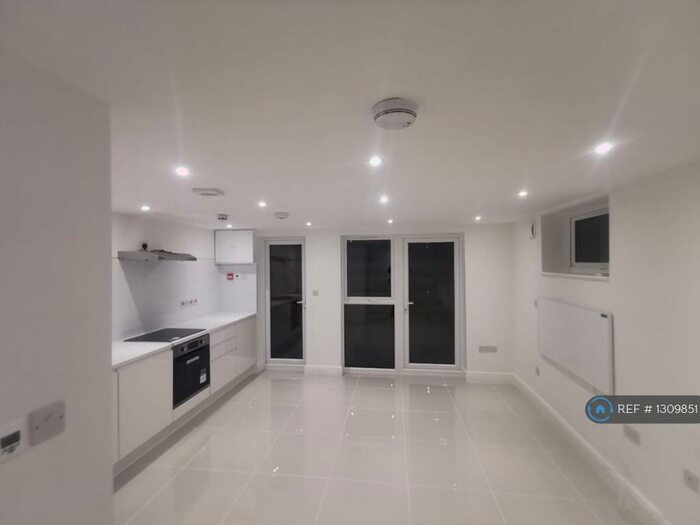 Studio To Rent In Finchley Road, London, NW11