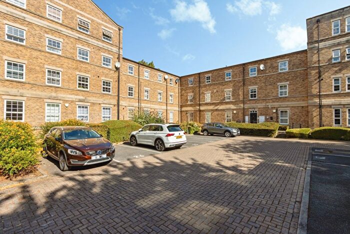 2 Bedroom Flat For Sale In Chaloner Green, Wakefield, West Yorkshire, WF1