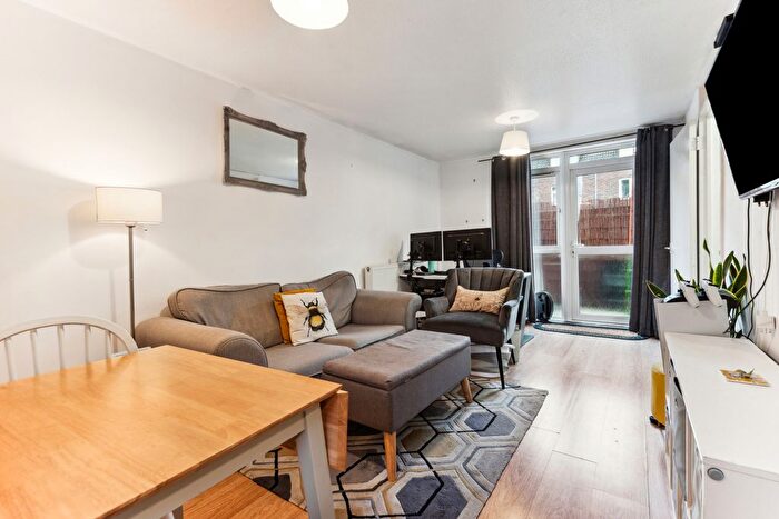 1 Bedroom Flat To Rent In Coppock Close, Battersea Park, SW11