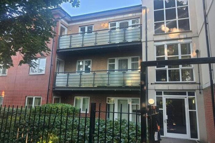 2 Bedroom Flat To Rent In The Parklands, Dunstable, LU5