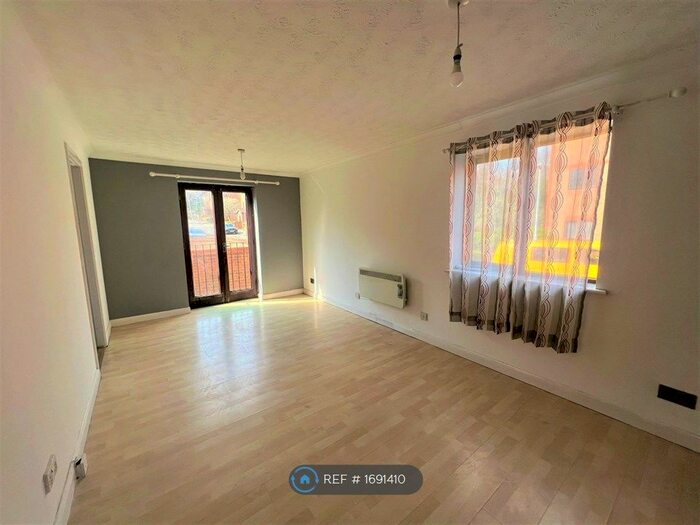 2 Bedroom Flat To Rent In Winston Close, Greenhithe, DA9