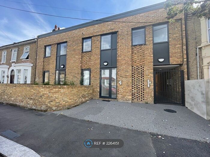 3 Bedroom Flat To Rent In Wilmot Road, London, E10