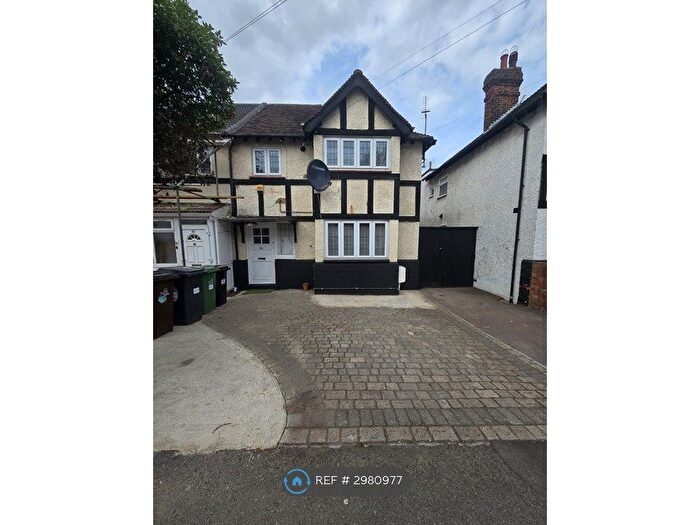 2 Bedroom Flat To Rent In New Road, London, E4