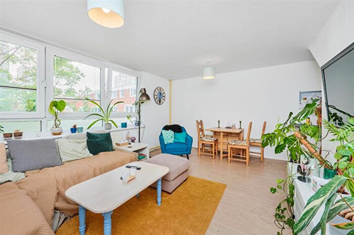 3 Bedroom Flat For Sale In Battersea Bridge Road, SW11