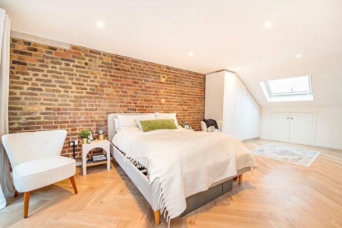 2 Bedroom Flat For Sale In Shepherds Bush Road, London, W6