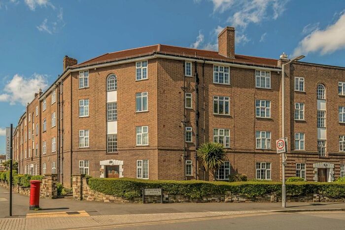 3 Bedroom Flat To Rent In London Road, Kingston Upon Thames, KT2