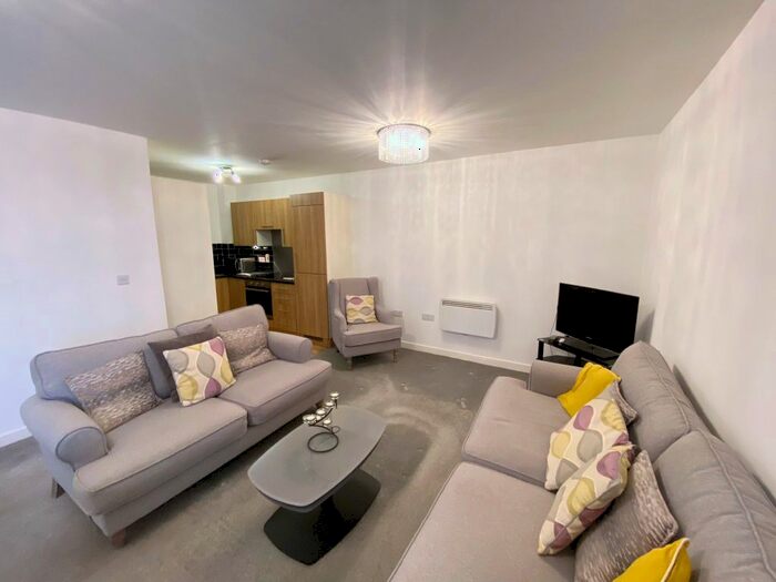 2 Bedroom Flat To Rent In Hedgerows House, Morden, Surrey, SM4