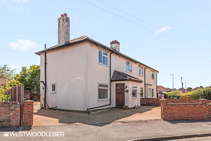 3 Bedroom Semi-Detached House For Sale In Stanstead Road, Hoddesdon, EN11